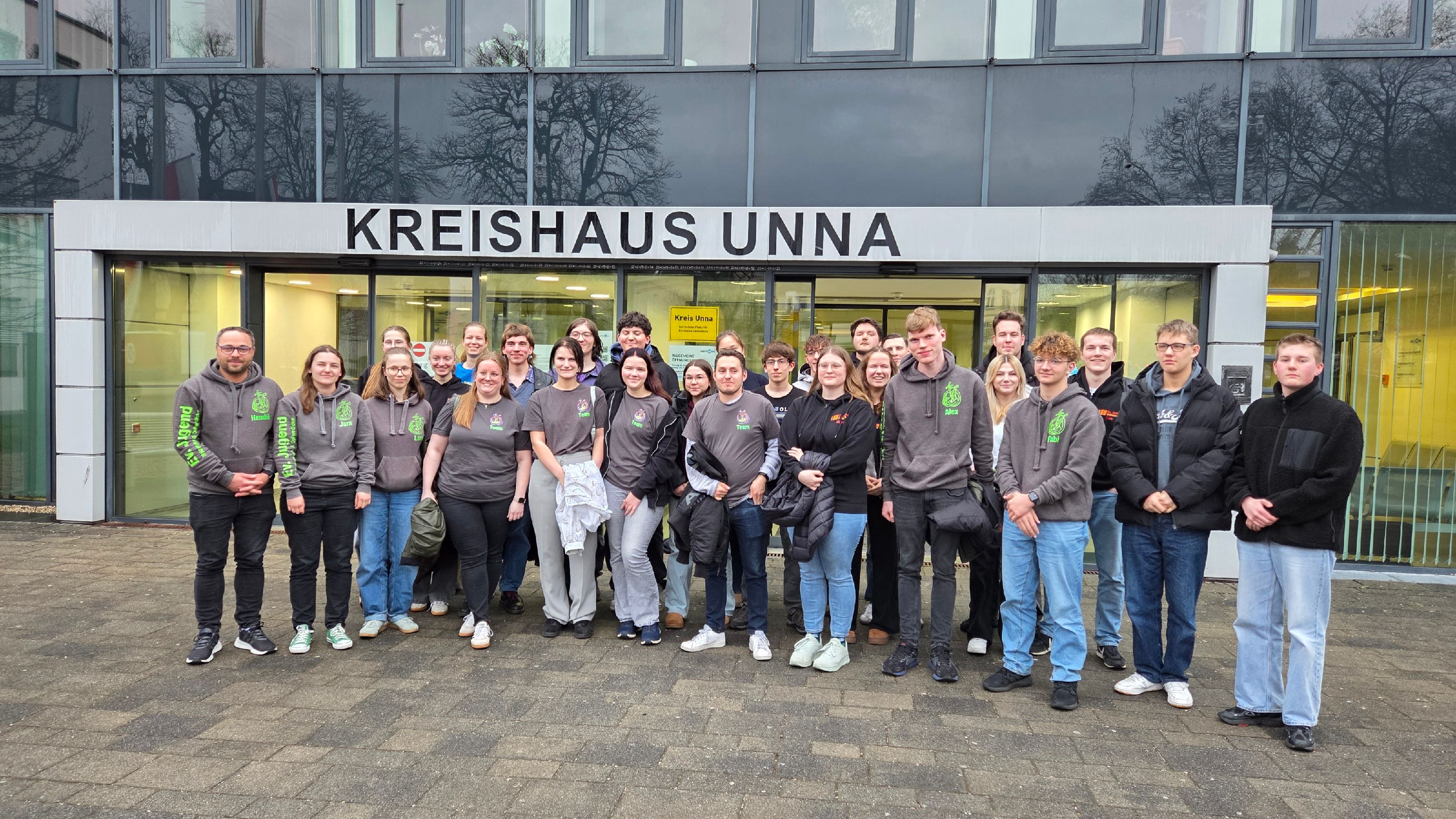 Junge Menschen aus den Ev. Jugenden vor dem Kreishaus in Unna, wo der Kreisjugendhilfeausschuss stattfand.